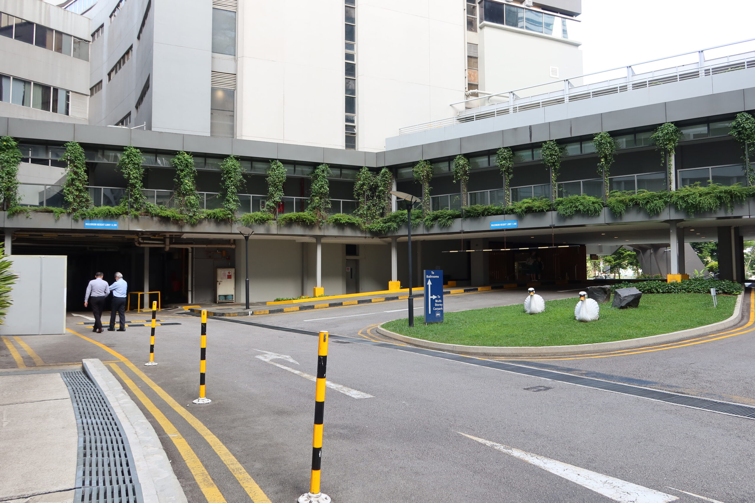 Turn a sharp right (180 degree turn) to enter the
multi-story carpark which is linked to Pan Pacific
Serviced Suites. The MPSH has more carpark lots. Turn right (90 degree) for the drop-off point and access to the basement carpark.
