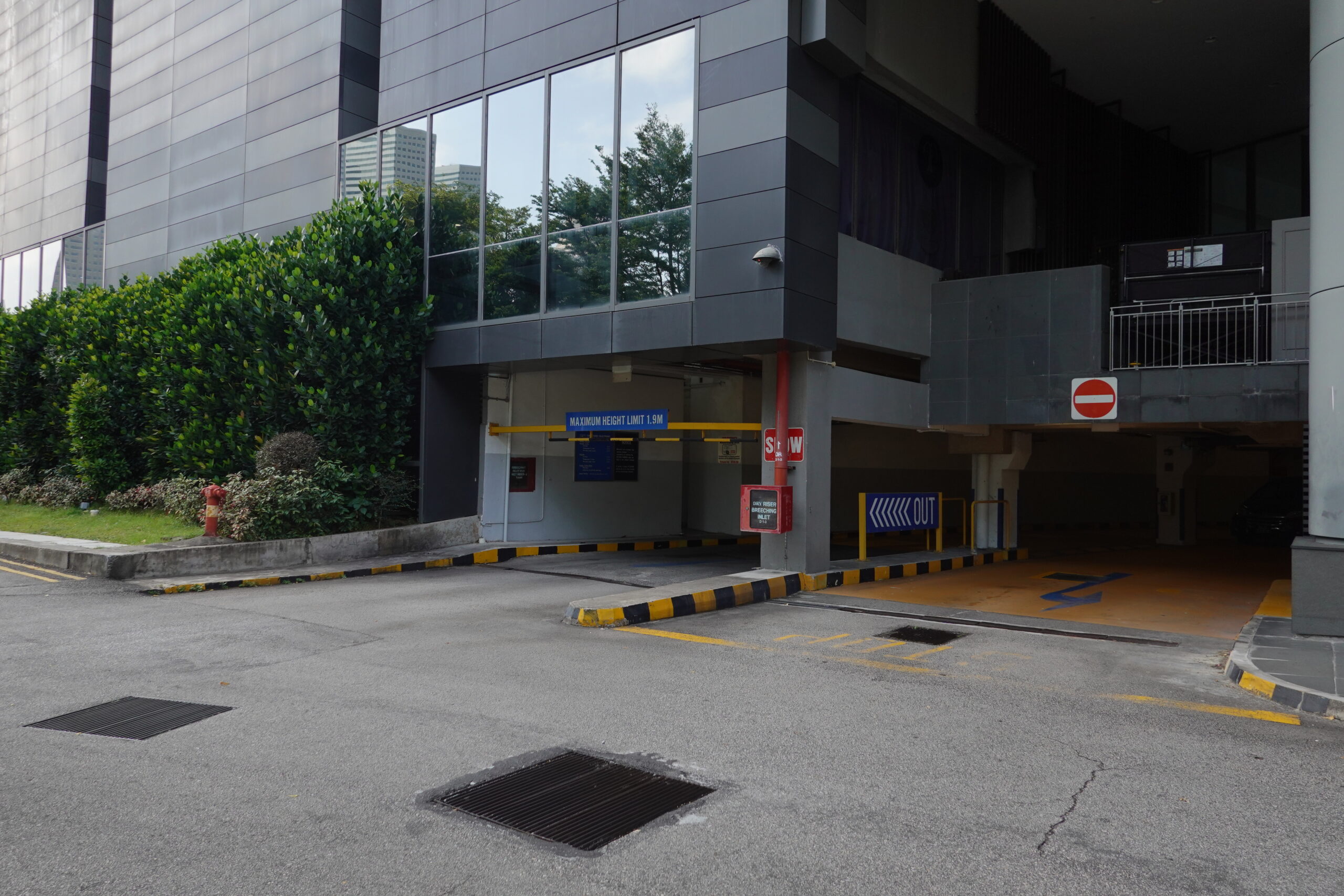 Entrance to Basement Carpark Access to the basement is at the entrance to the carpark. Take the stairs up from the basement to L1. If the carpark is full, you will need to exit to Beach Road and turn in again at Diner’s Club International to access the multi-story carpark.