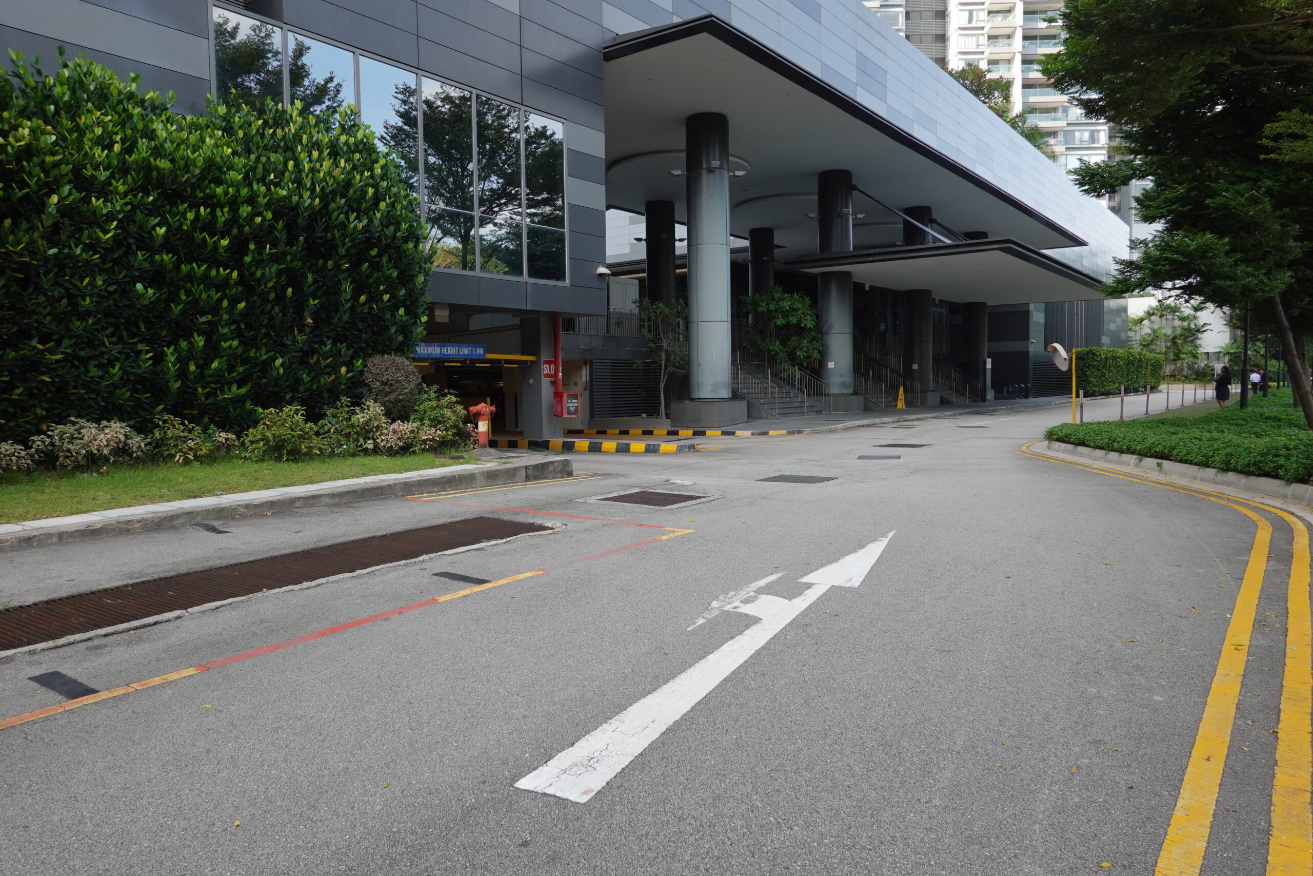 Arrives to the drop-off entrance at the sheltered area.